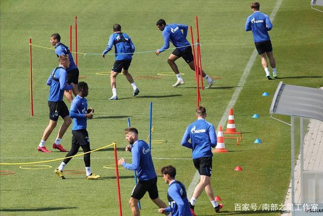 为何国内降息而国际加息？